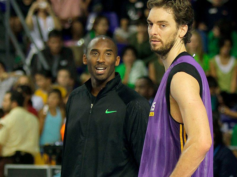 El mejor jugador del mundo, Kobe Bryant, ha piropeado a su compañero de equipo en los Lakers, el español Pau Gasol, del que ha asegurado que no lo cambiaría por nadie porque literlamente, le "encanta". Ambos se encuentran en Barcelona preparando el a