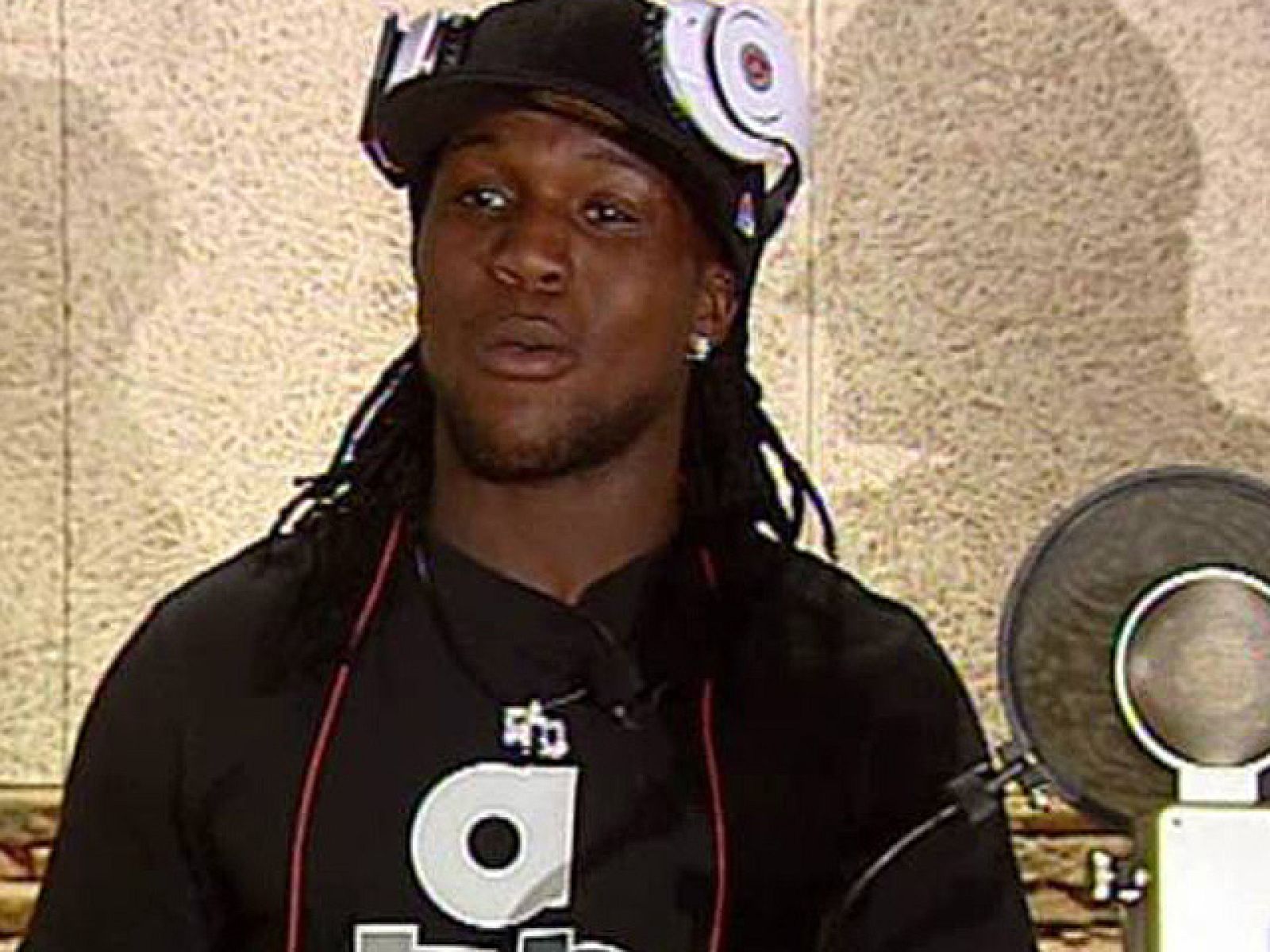 El jugador del Hércules Royston Drenthe vive un gran momento, tanto de forma como personal, como se ha podido ver, junto a Nach, un rapero alicantino con el que ha compartido versos.