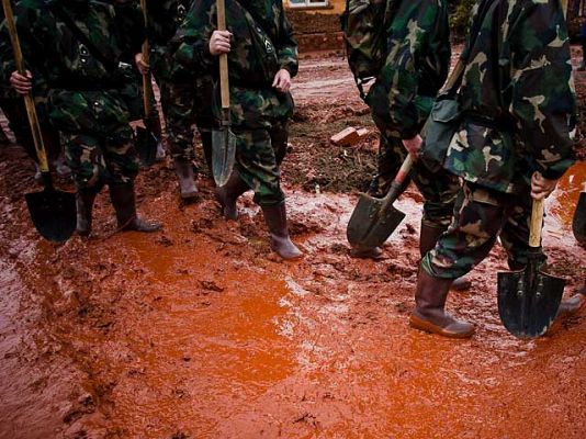  - Limpieza del vertido en Hungría