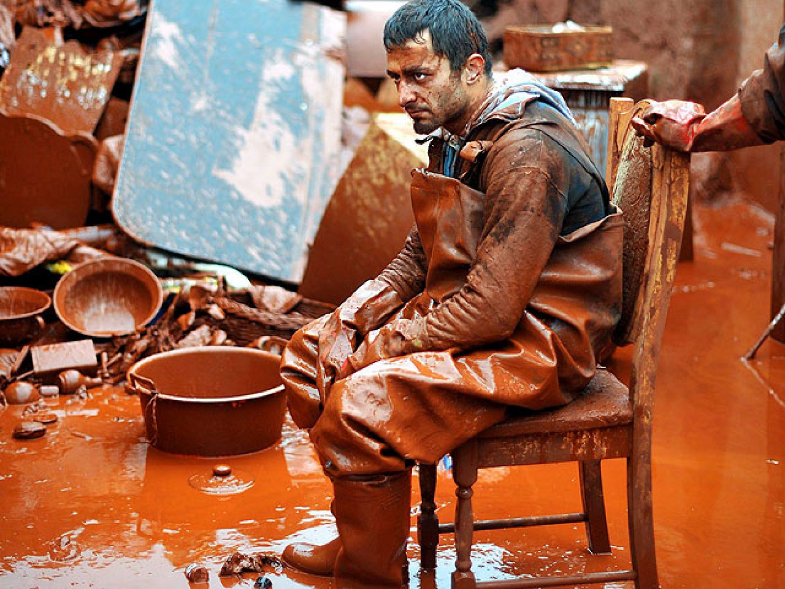 El vertido rojo de Hungría 'toca' el Danubio con menor toxicidad | Ver