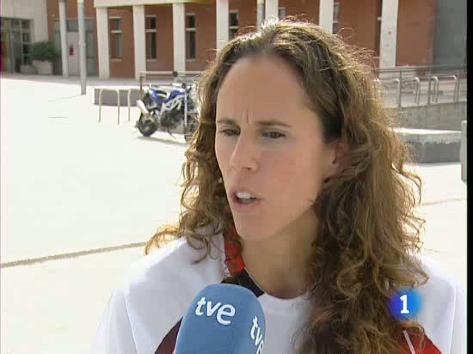 El baloncesto femenino tiene nueva reglamentación como canastas más bajas y balones más pequeños, y la capitana de la selección española, Amaya Valdemoro, analiza algunas de ellas para TVE. 
