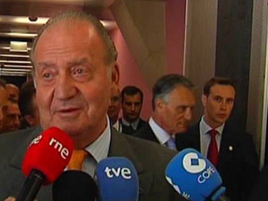  - El Rey felicita a Vargas Llosa