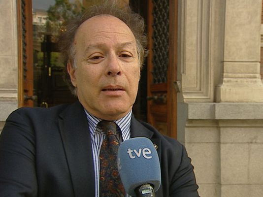  - Académicos felicitan a Vargas Llosa