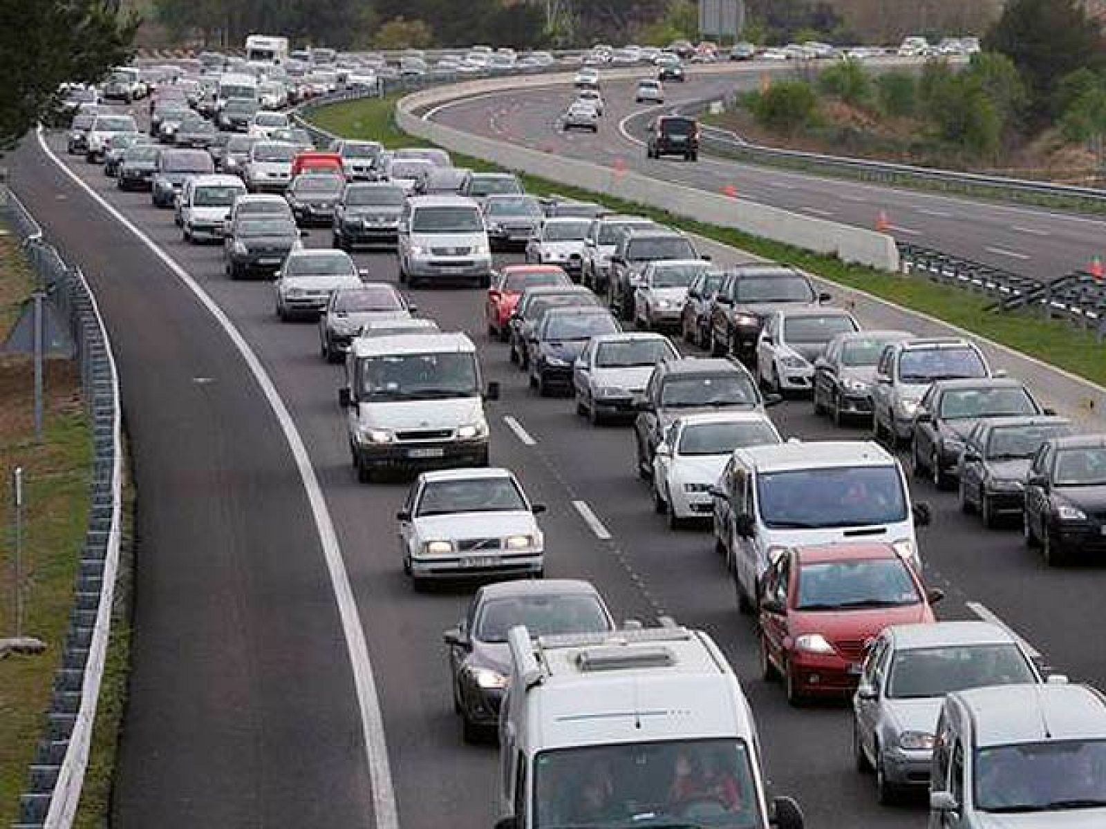 Las primeras horas de la operación especial desplegada por Tráfico para el Puente del Pilar se han desarrollado con "más tráfico que otros viernes, pero sin grandes retenciones", según han informado fuentes de la Dirección General de Tráfico (DGT). Ya hay que lamentar la muerte de dos personas en las carreteras españolas. Entre las 15.00 y las 20.00 horas de este viernes, se ha contabilizado además un herido leve.