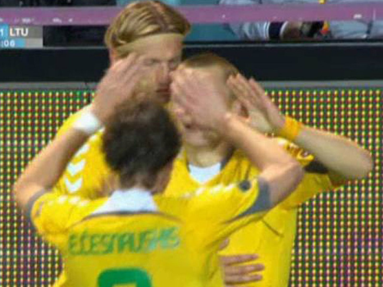 El lituano Sernas iguala el primer gol de Llorente al batir a Casillas tras quedarse solo por un fallo defensivo de la Roja.