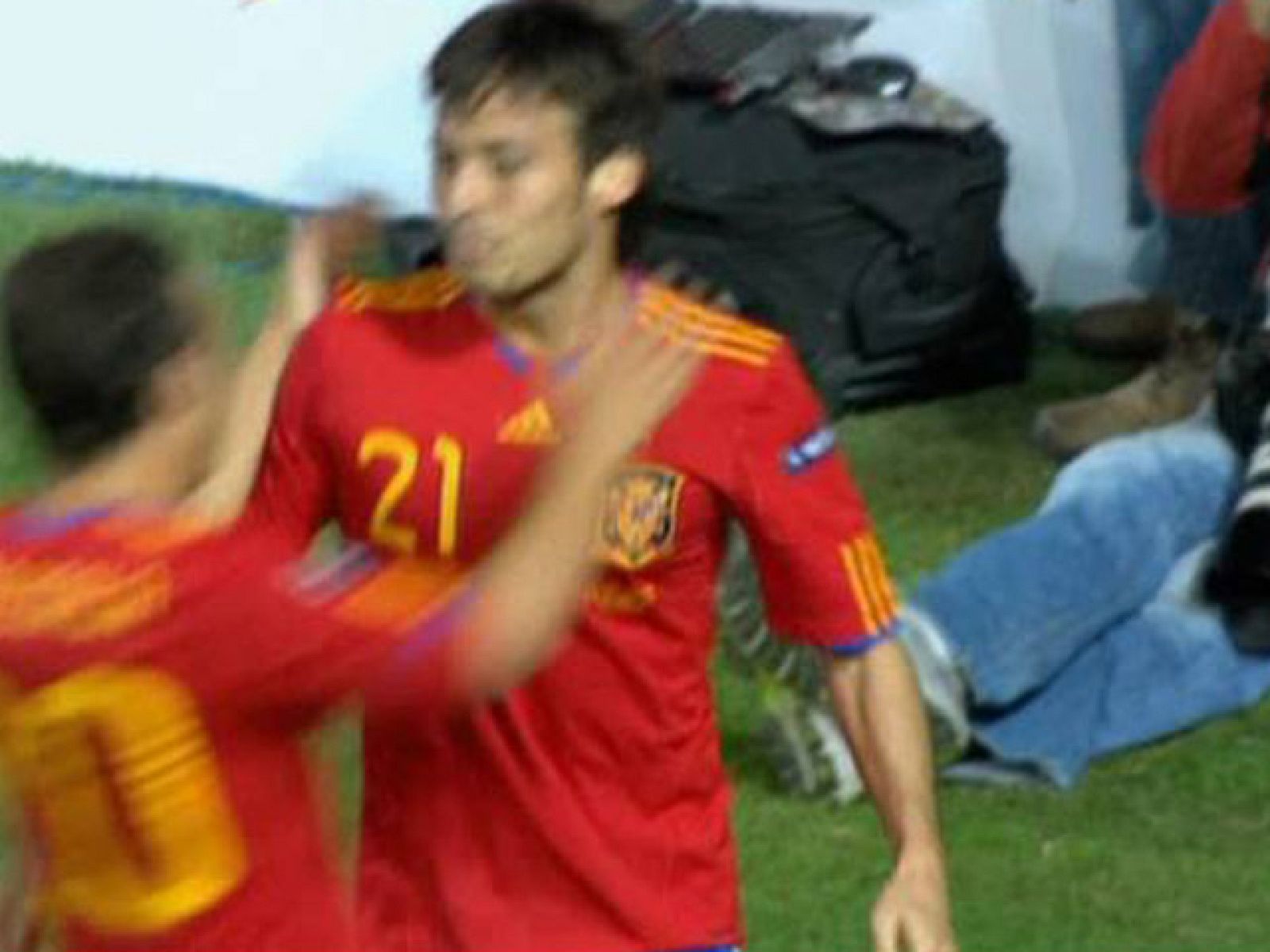 David Silva sentencia la victoria ante Lituania con un tremendo gol de cabeza.