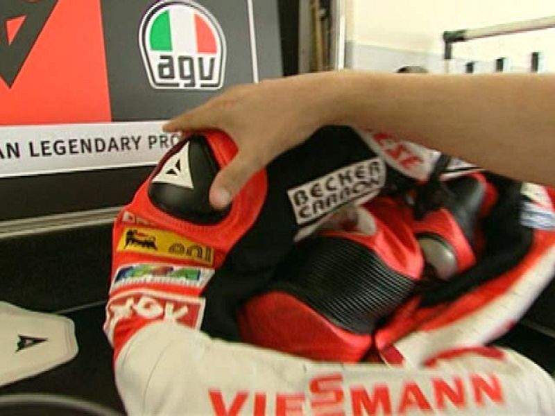 Los pilotos de MotoGP se protegen en el horno de Sepang con agua y con ventilación