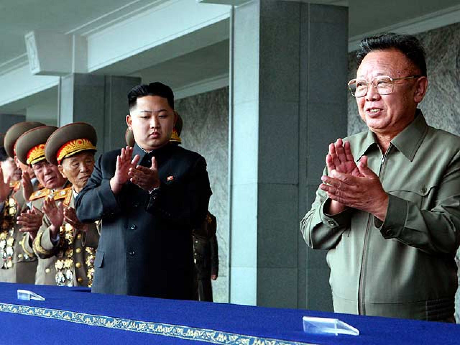 Corea del Norte consagra al heredero del régimen con un desfile militar