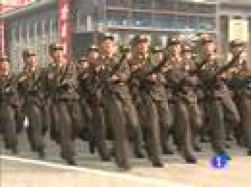 Corea del Norte consagra al heredero del régimen con un desfile militar