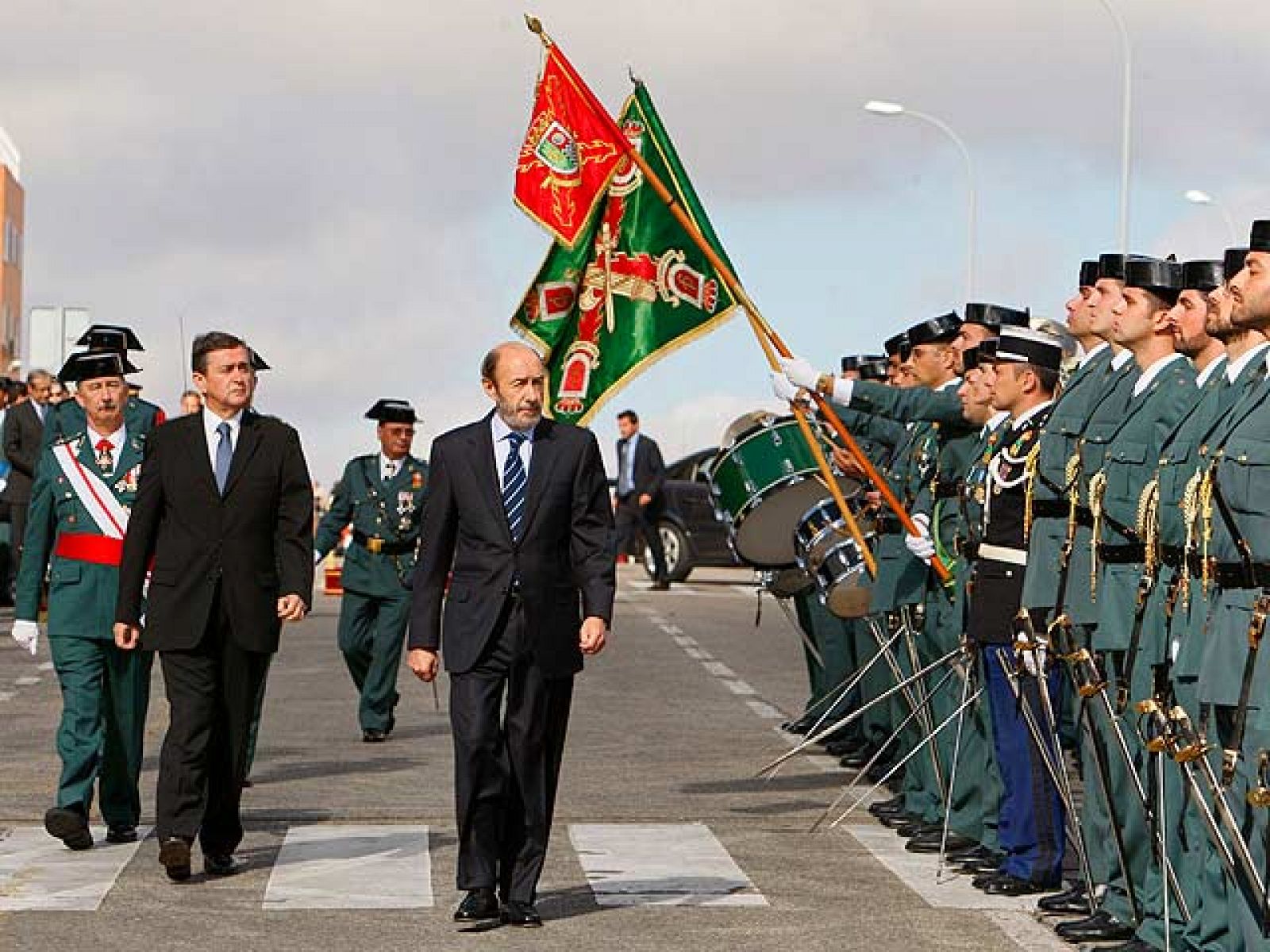 Rubalcaba apuesta por modernizar la Guardia Civil