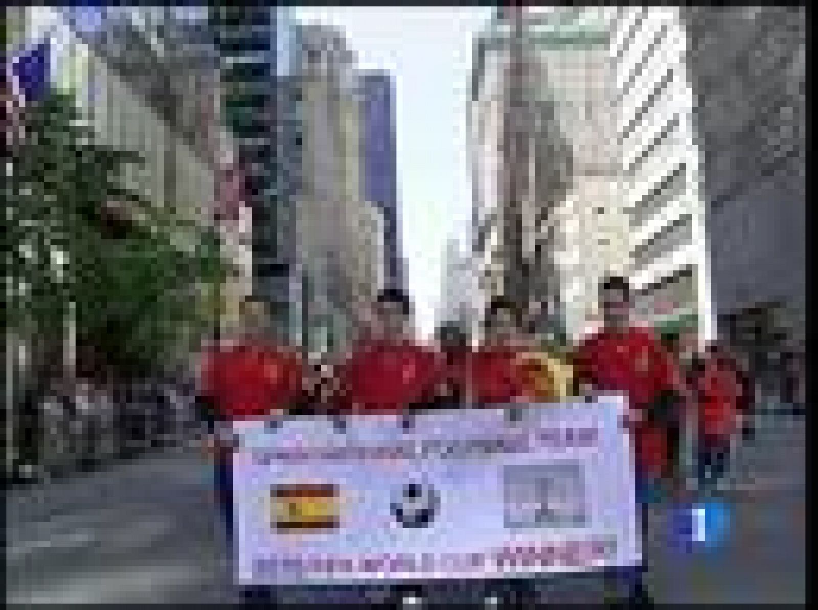 El día de la Hispanidad ha llevado a una réplica de la Copa del Mundo conquistada por España a pasear por las calles de Manhattan.