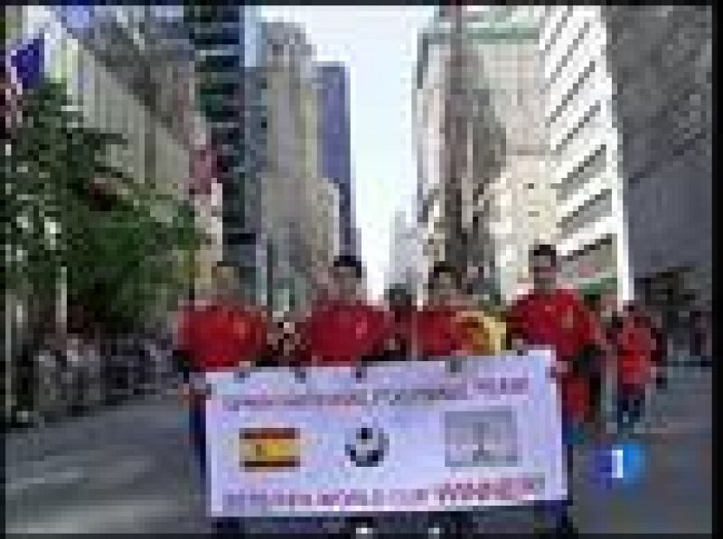 El día de la Hispanidad ha llevado a una réplica de la Copa del Mundo conquistada por España a pasear por las calles de Manhattan.