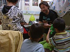 Criar y educar a los niños es el papel principal de la familia para la mitad de los españoles