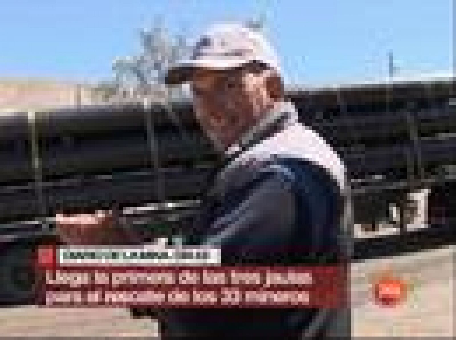 René Aguilar, el coordinador del rescate, explica los requirimientos técnicos de la jaula por la que ascenderán los mineros a la superficie.