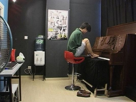  - Gana tocando el piano con los pies