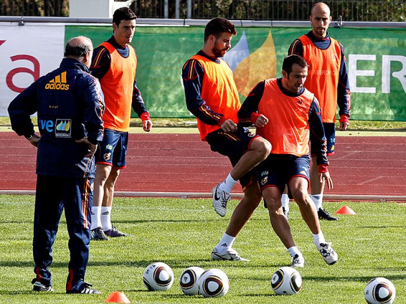Vicente Del Bosque no cambiará la idea de juego que funcionó ante Lituania en Salamanca. La vuelta de Xabi Alonso puede devolver a la suplencia a Cazorla. Mientras Villa se siente arropado por sus compañeros y por el técnico, ambos están seguros de q
