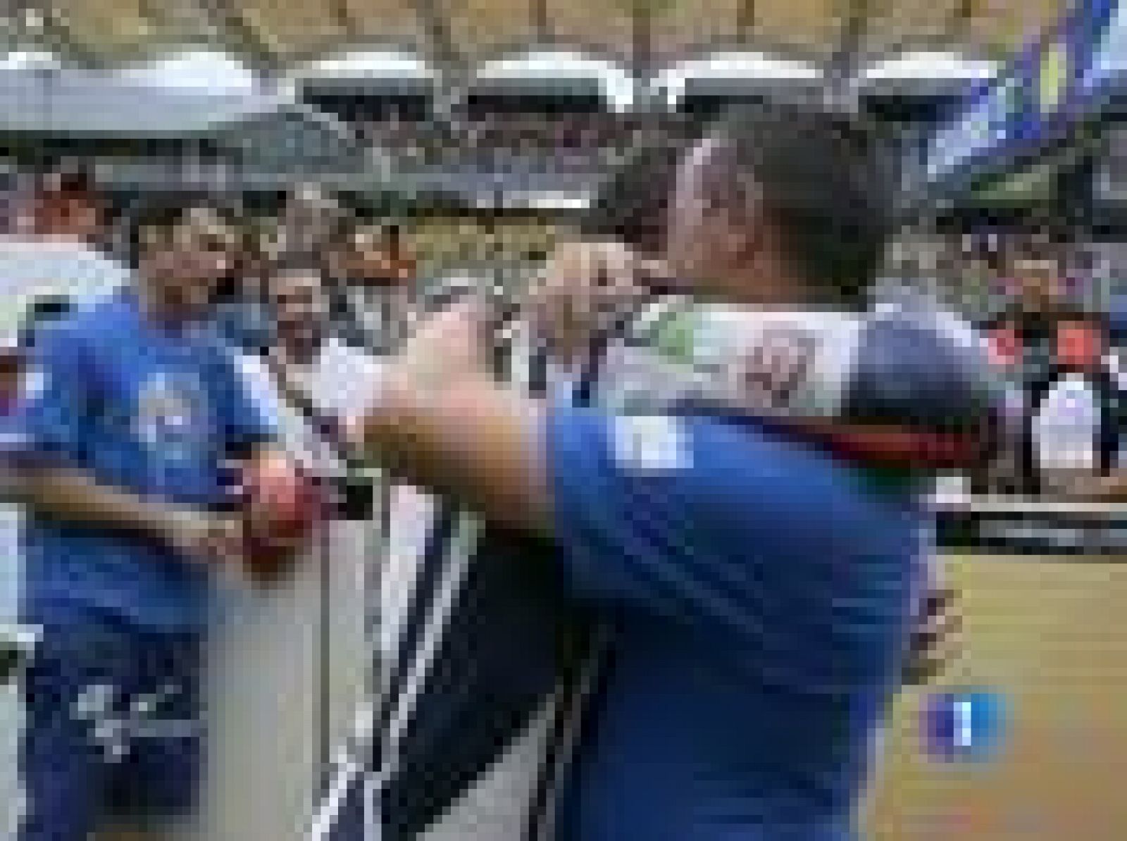 Si Jorge Lorenzo pudiera, seguro que repartiría un trocito de su título de Campeón del Mundo entre los miembros de su equipo. Ahora, la mirada ya está puesta en Australia pero de una manera mucho más relajada.