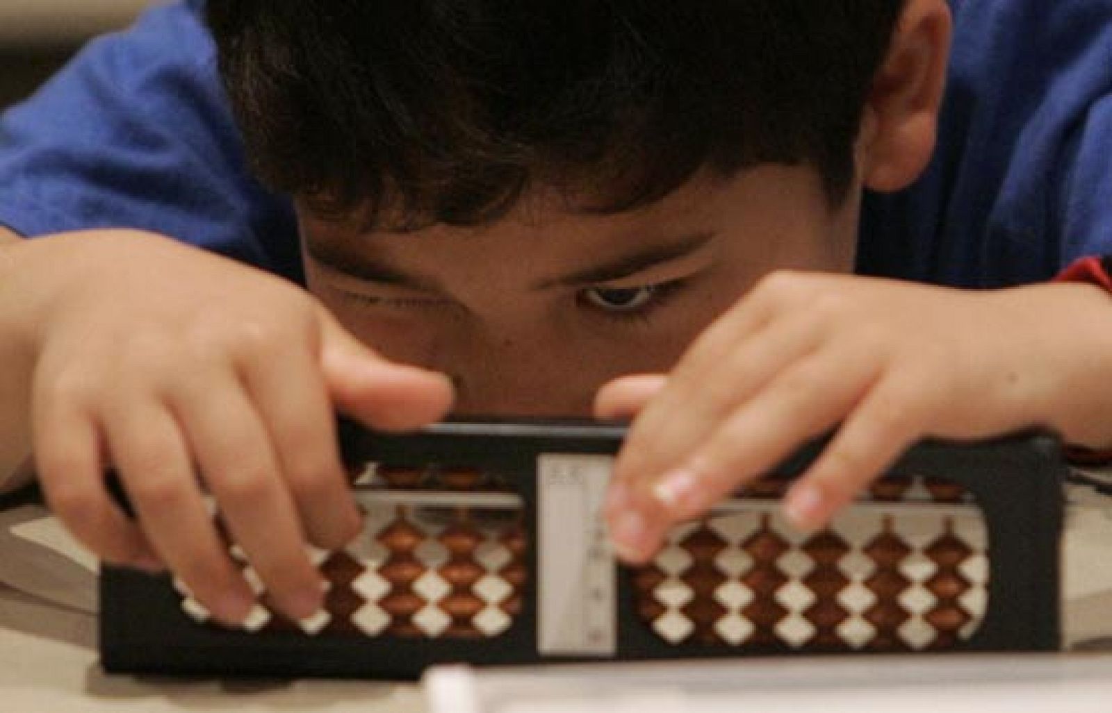 Cientos de niños participan en un torneo de ábaco en Japón