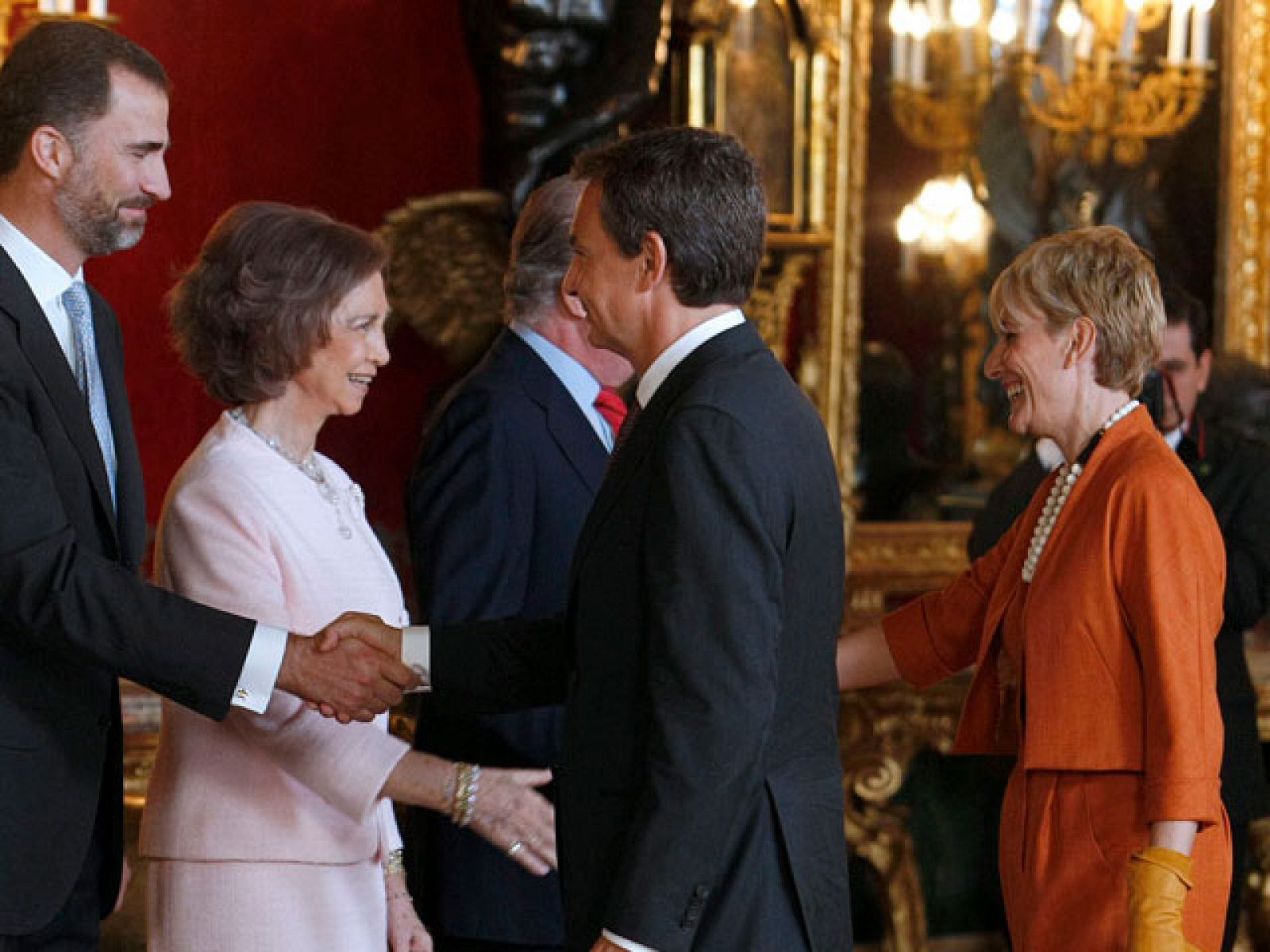 Tras el desfile militar los Reyes reciben a las autoridades en el Palacio Real