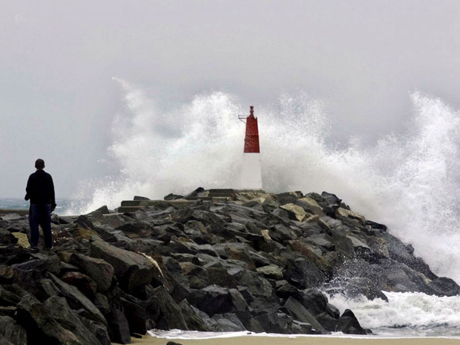 El viento y las olas protagonistas del temporal en Cataluña