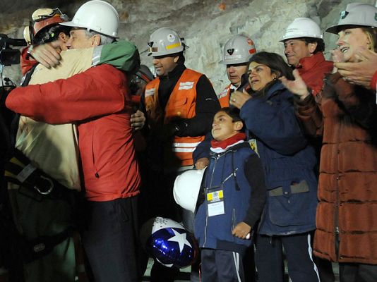 Rescatado el primer minero chileno