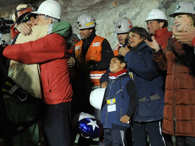  Florencio Ávalos, el primero de los 33 mineros chilenos que recupera la libertad