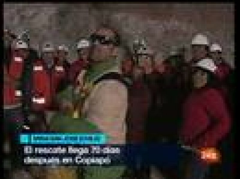 Mario Sepúlveda ha sido el segundo minero liberado de la mina San José, en Chile. Este electricista de 39 años ha puesto la nota de buen humor al salir a la superficie. Ha regalado piedras de la mina a los que asistían al rescate.