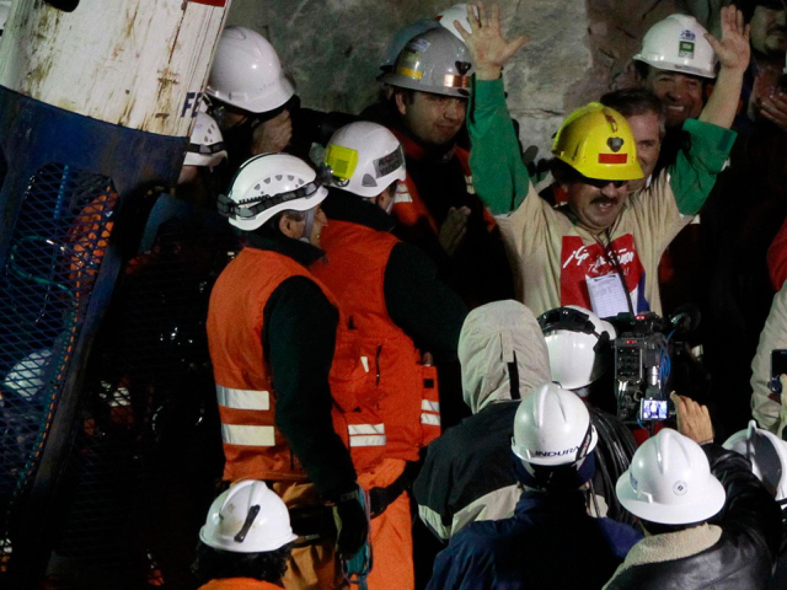 Juan Illanes, de 52 años, es el tercer rescatado del grupo de 33 mineros atrapados desde el pasado 5 de agosto a 700 metros de profundidad en la mina San José. Illanes, un ex militar, casado y con dotes de liderazgo, cumplió 52 años durante su encierro, el pasado 19 de septiembre y fue recibido a la salida de la mina por su esposa, Carmen Baeza, quien nerviosa, se abrazaba al presidente chileno, Sebastián Piñera, en los minutos previos. "Ha sido como un crucero", ha dicho el minero, tras ser rescatado.