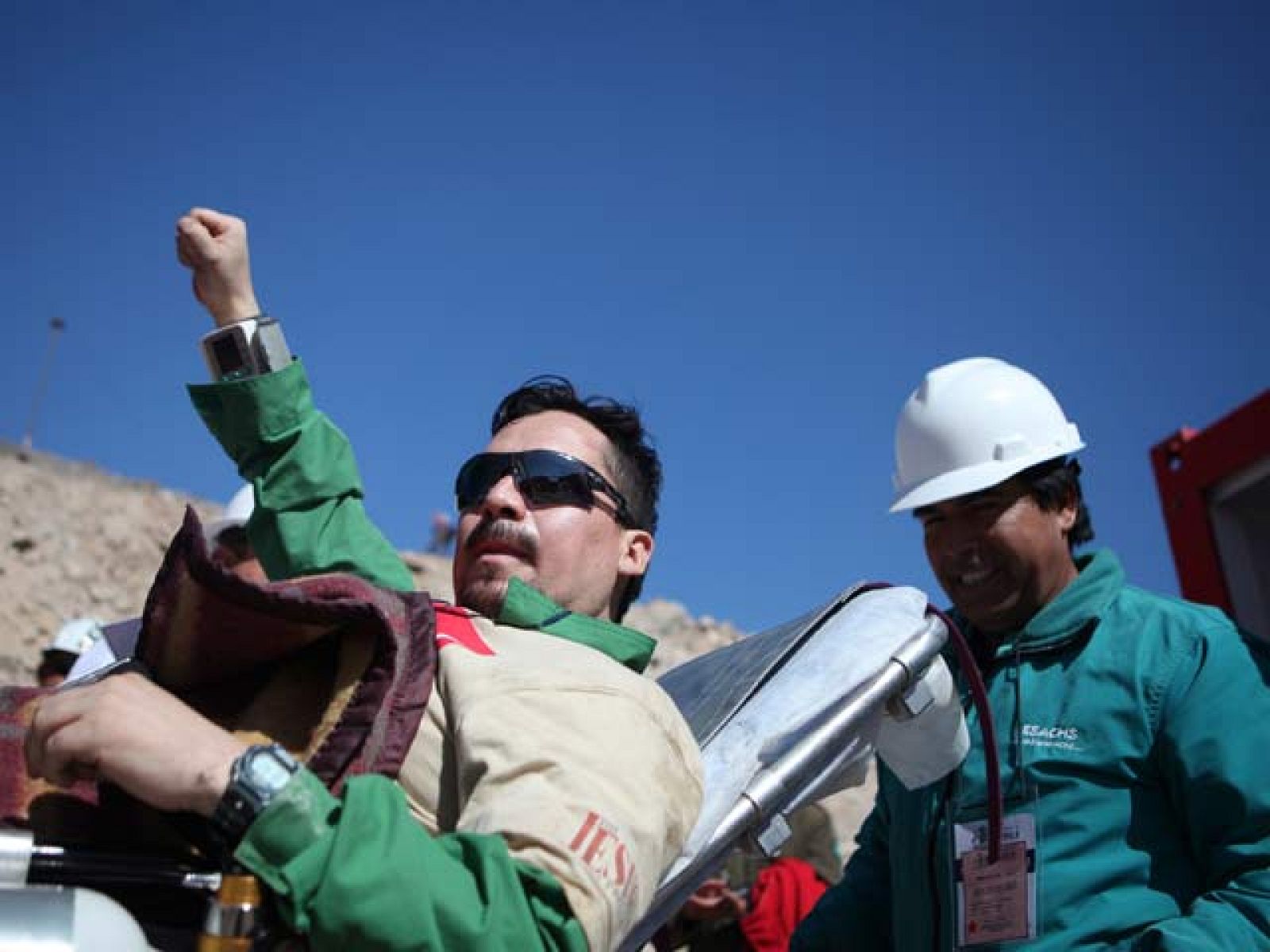 Edison Peña, conocido como el 'Forrest Gump' de la mina porque corre diez kilómetros diarios, ha salido. Es el minero 12 en salir del taller.