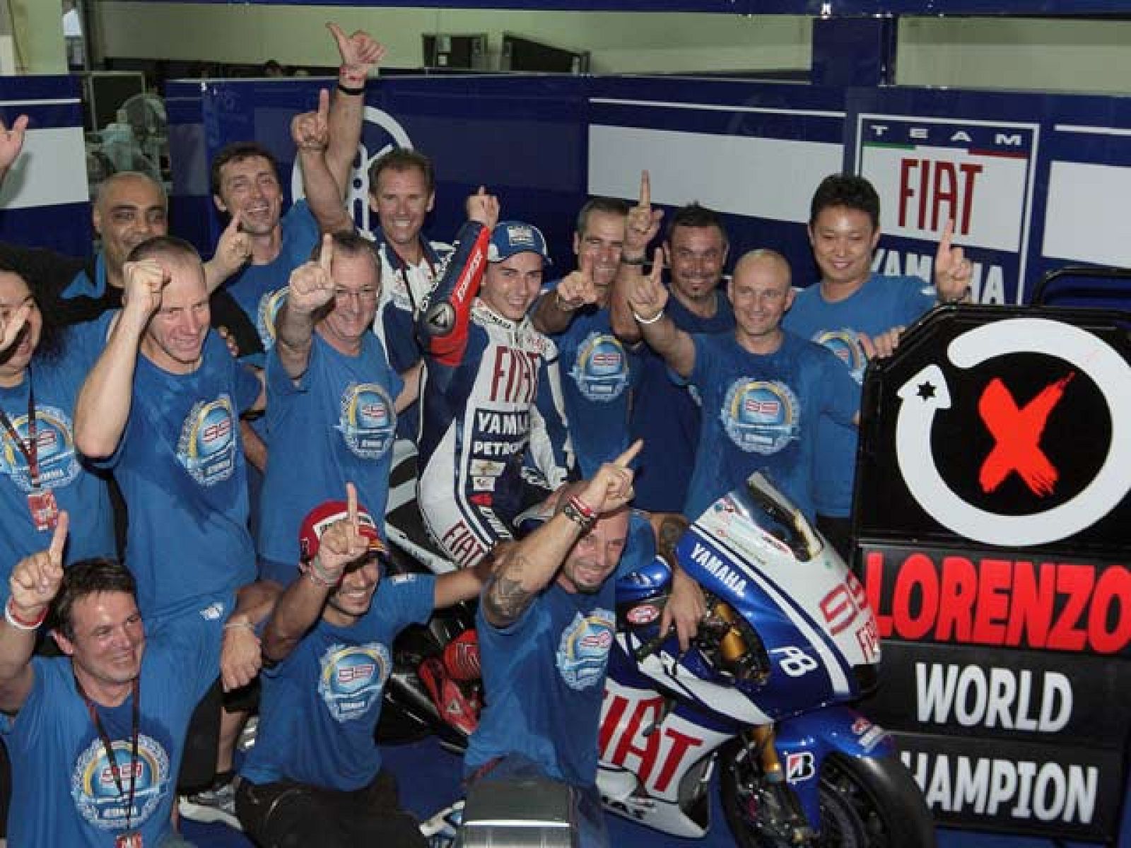 El vigésimo séptimo 'Paddock GP' repasa el Gran Premio de Malasia, y dedica la mayor parte de su tiempo a los campeones Jorge Lorenzo y Toni Elías.