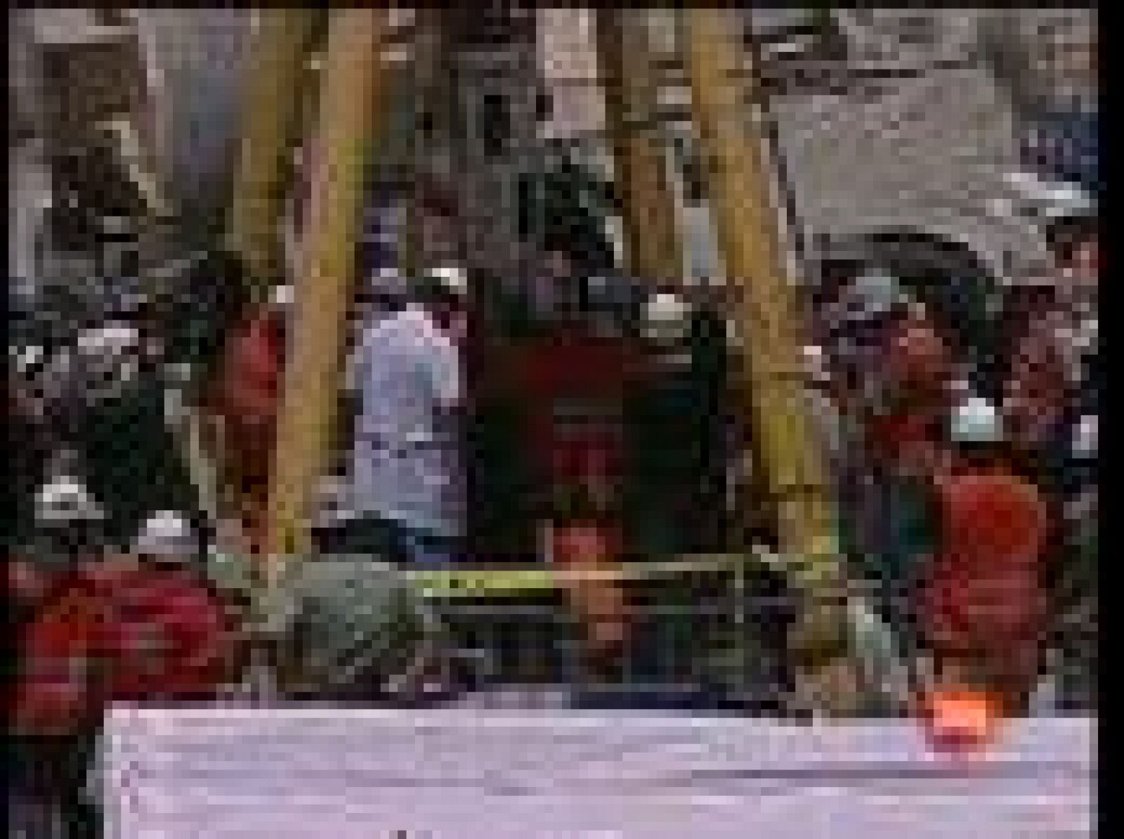 Daniel Herrera, el decimosexto minero en salir, se tira en los brazos de su madre | Ver