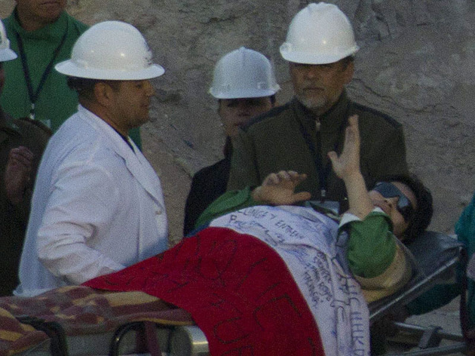 Sale a la superficie el vigesimoctavo minero, Richard Villarroel | Ver