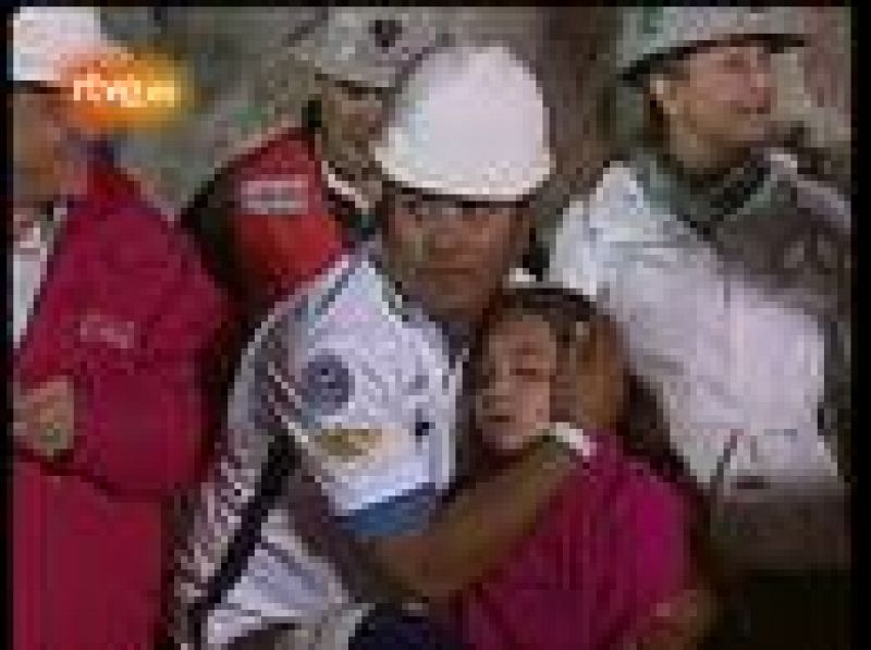 Pedro Cortez, el 31º minero rescatado fue bautizado como tal después de que dijera en una de sus intervenciones a través de las vídeo conferencias que "Nunca había estado tanto tiempo dentro de una mina", lo que produjo un estallido de risas en las autoridades que le escuchaban.
