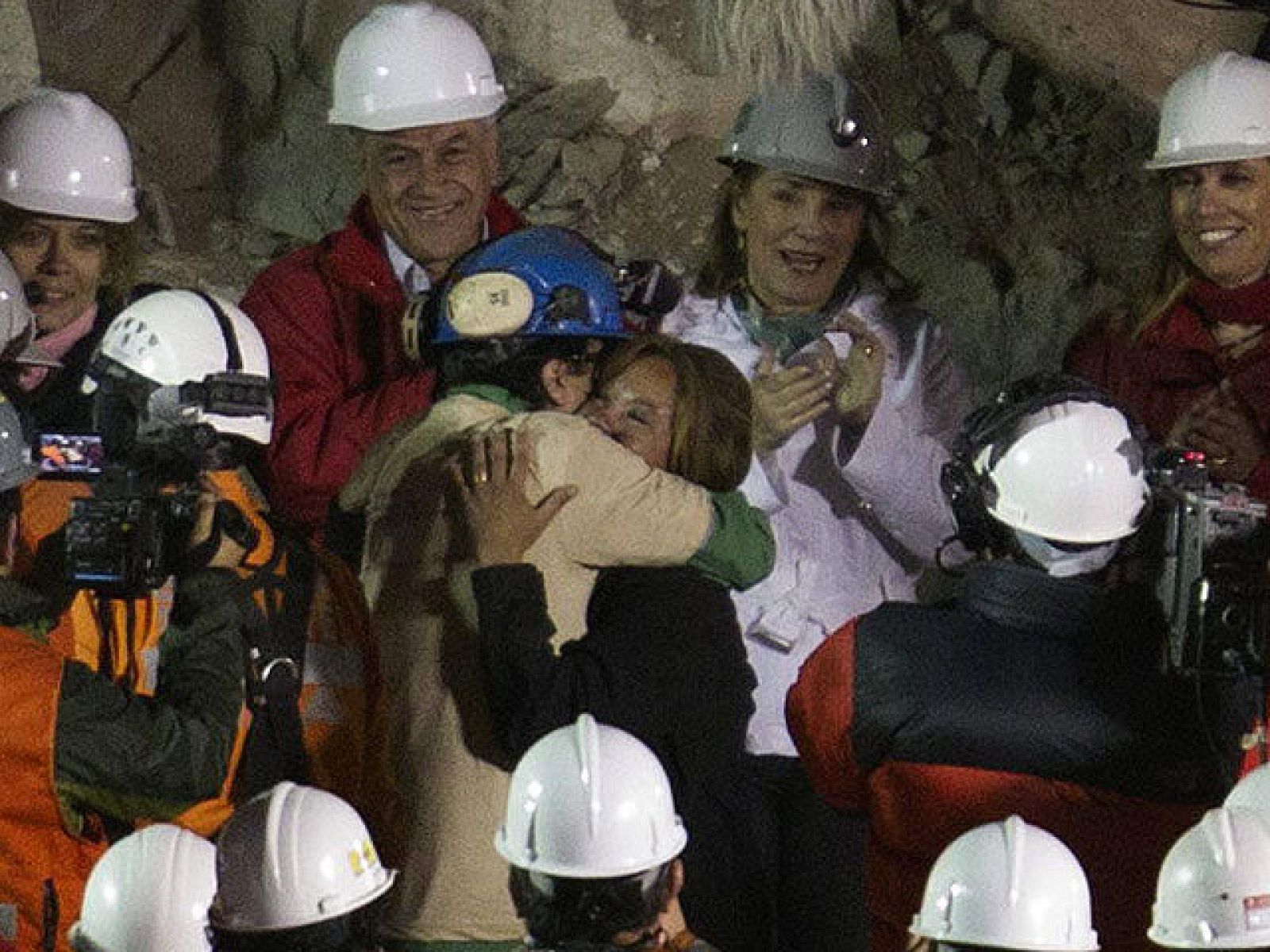 Raúl Bustos Ibáñez, el minero número 30, sale a la superficie | Ver