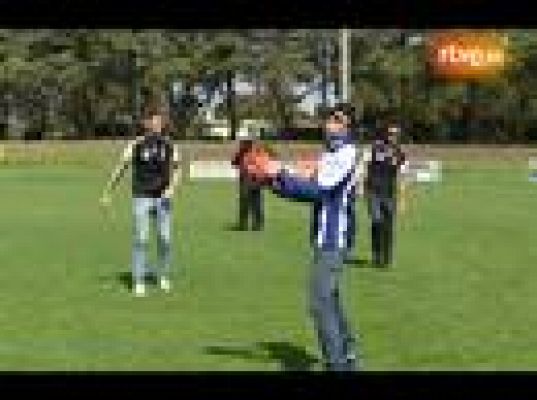  - Lorenzo y Elías juegan al fútbol