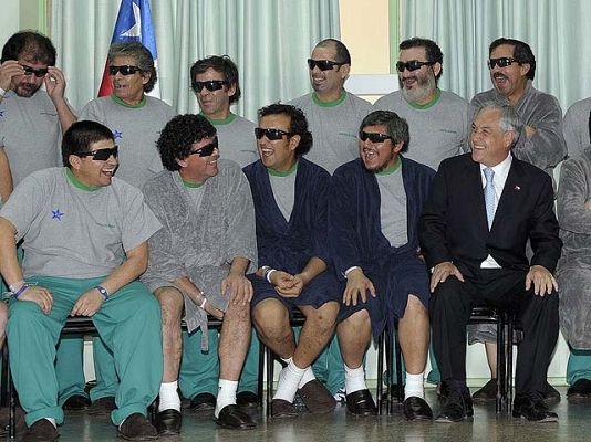 Piñera con mineros en el hospital