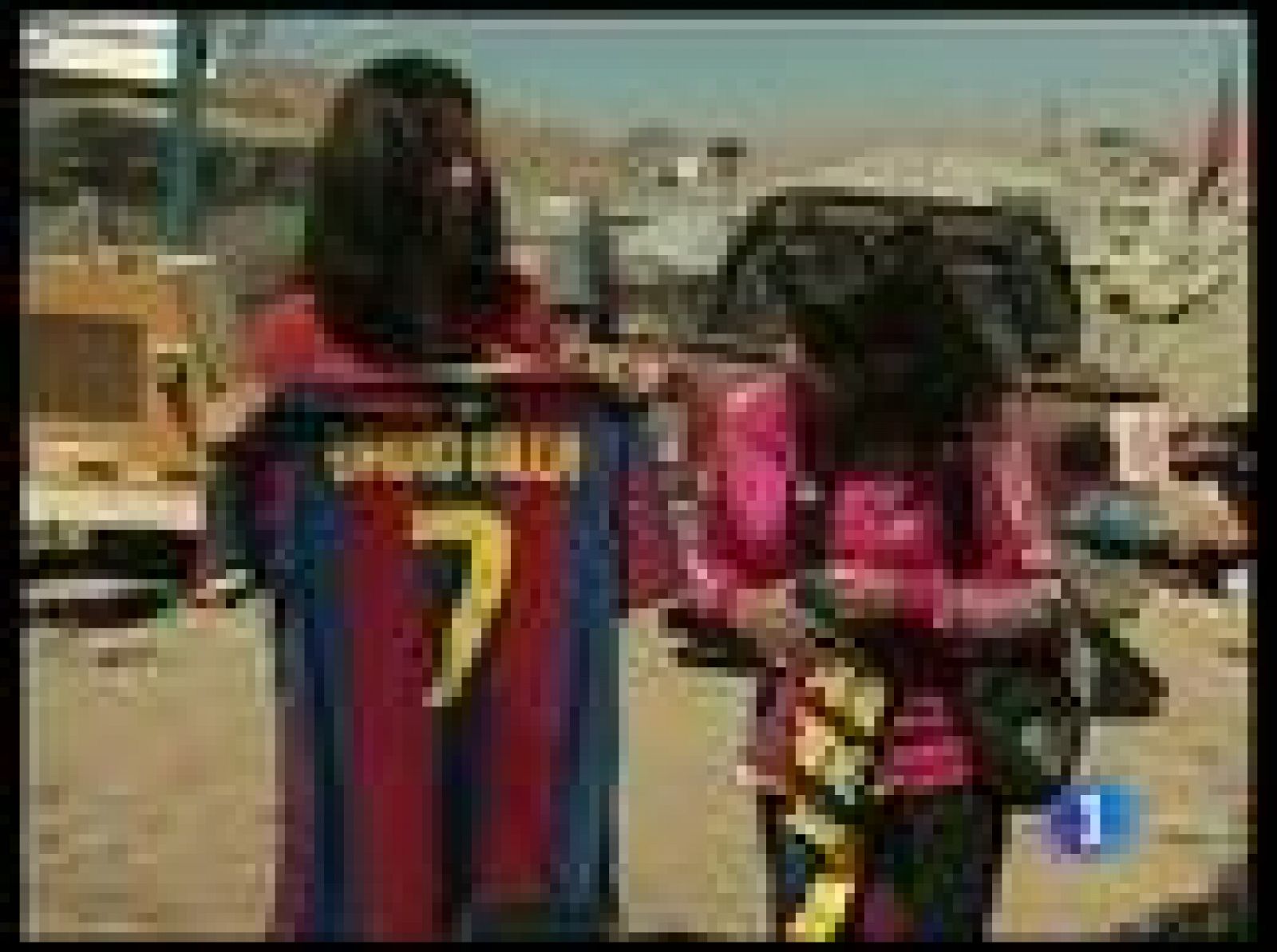 El delantero del Barcelona David Villa, de familia de mineros, ha mandado un mensaje de felicitación a los minteros chilenos rescatados, a los que les envió una camiseta, y les dedicará su próximo gol.