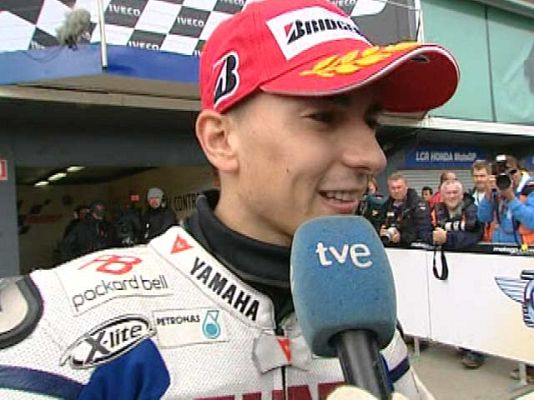  - Lorenzo sale detrás de Stoner.