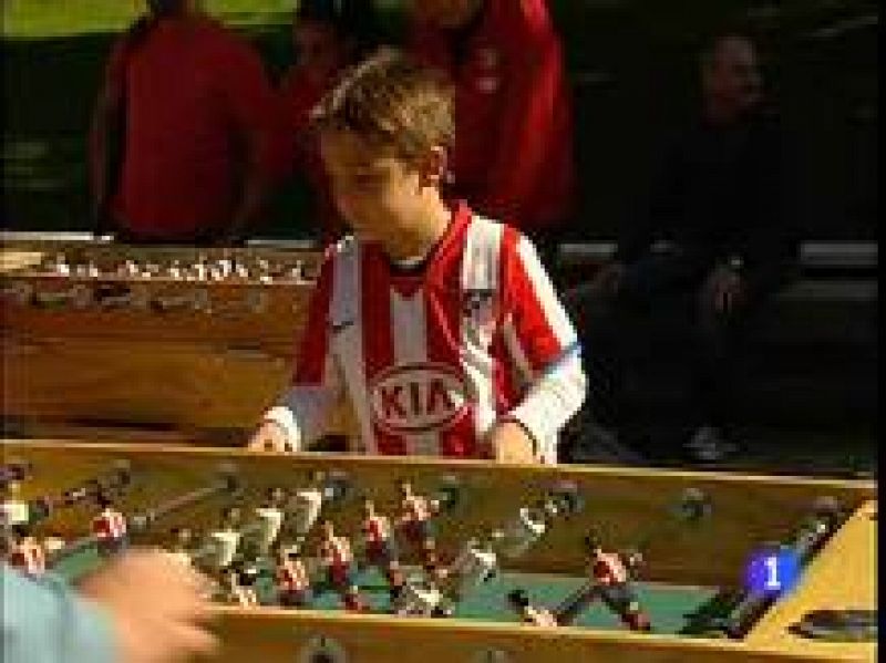 Más de 300 peñas del Atlético de Madrid celebran su gran día. Se han entregado diplomas a las más antiguas y a las nuevas, actividades de todo tipo y buena comida.