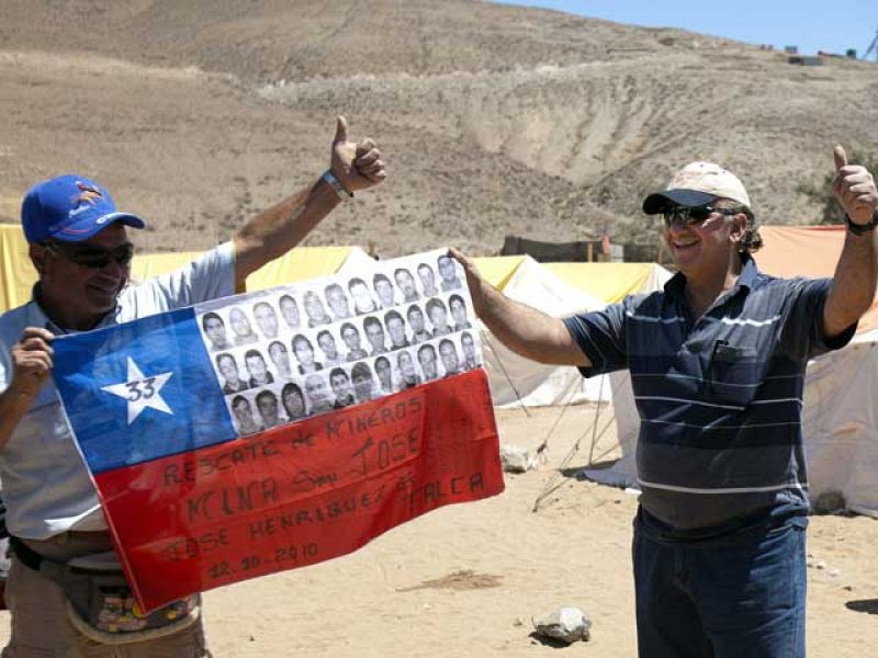  Uno de los mineros chilenos vuelve al yacimiento