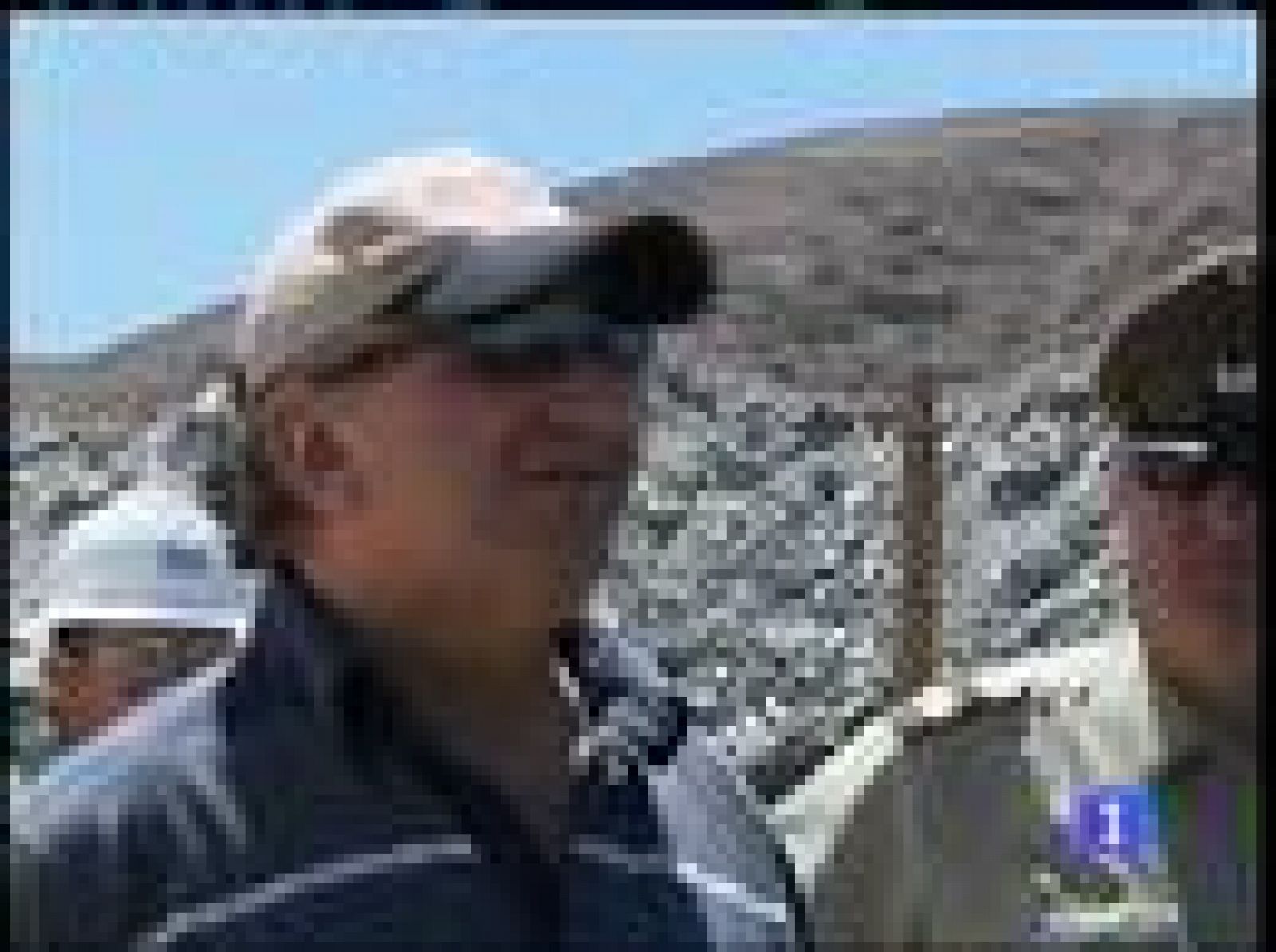  Uno de los mineros chilenos vuelve al yacimiento