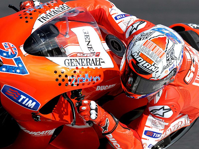 Casey Stoner ha conseguido su cuarta victoria consecutiva en Phillip Island, por delante de un gran Lorenzo, que ha estrenado su campeonato del mundo con una gran carrera.