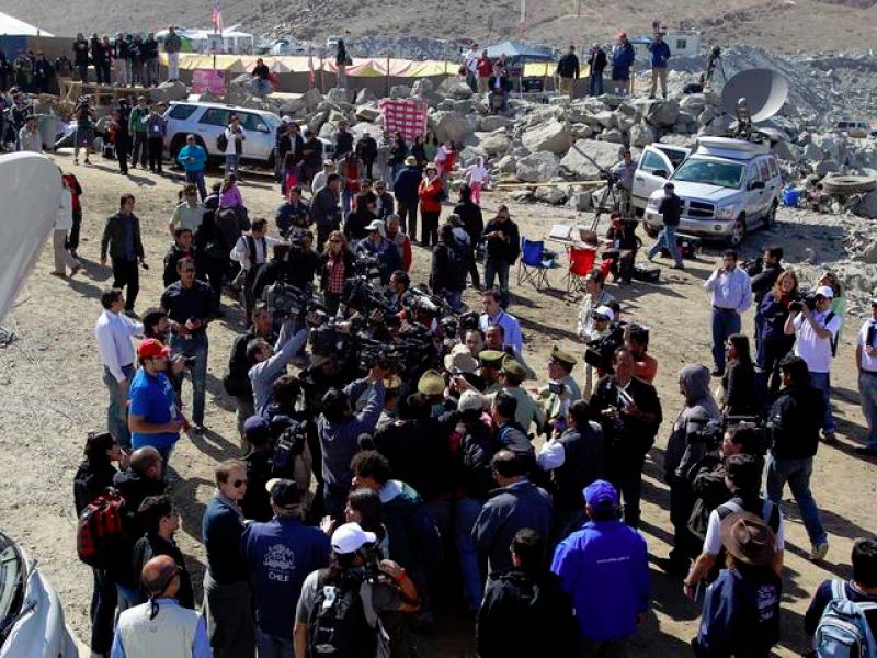  Los mineros chilenos acuden a una misa