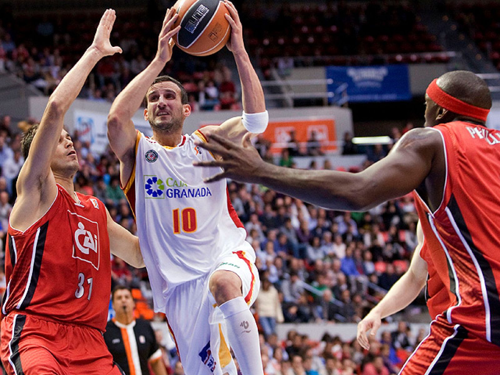 El CAI Zaragoza ha conseguido su primera victoria en lo que va de liga al imponerse por seis puntos al Granada.