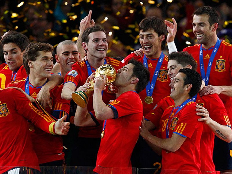 Coincidiendo con la entrega del Premio Príncipe de Asturias de los Deportes a la selección española de fútbol, en la localidad asturiana de Cudillero van a bautizar al nuevo estadio con el nombre de la Roja en honor de los Campeones del Mundo.