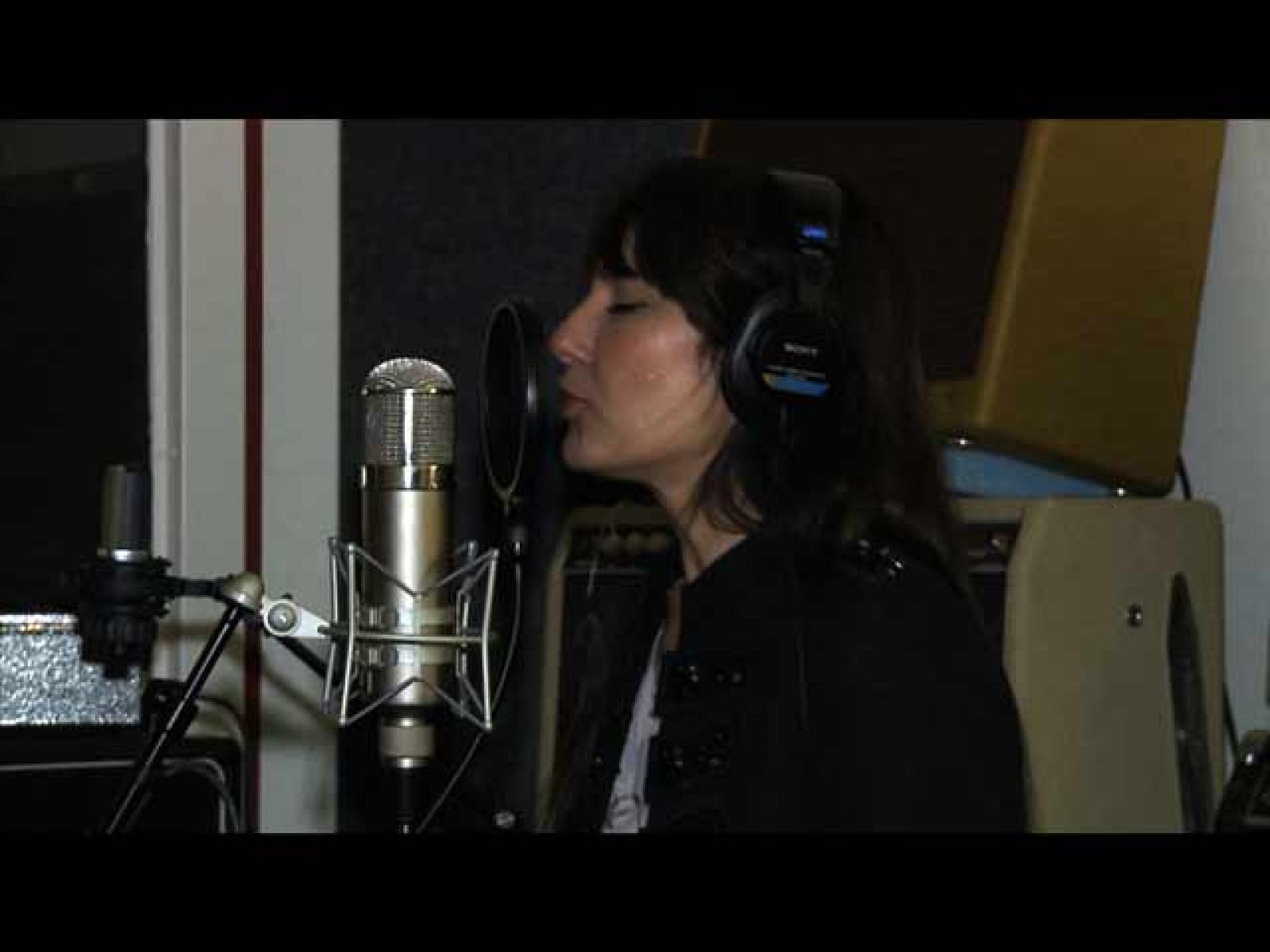 En palabras de Jesús Ordovás, "Amaral y Antonio Vega ya tuvieron la oportunidad de cantar juntos en ¿Como hablar¿, canción recogida en el CD 'Escapadas', y ahora han elegido una de las mejores canciones del primer Lp de Nacha Pop -'Atrás'- que Gabinete Caligari también tocaron en el homenaje que recibió "Ese chico triste y solitario¿en 1993. Eva y Juan dan luz a un episodio oscuro de los primeros días de la movida madrileña". Esta versión de "Atrás" forma parte de 'El alpinista de los sueños: Homenaje a Antonio Vega' (Universal), editado el 26 de octubre de 2010. "Cuando nos llegó la propuesta de participar en un tributo a la carrera de Antonio Vega, dijimos que sí de inmediato, porque es de esos compositores que es una referencia importante para nosotros", afirma Juan en este 'making of'.