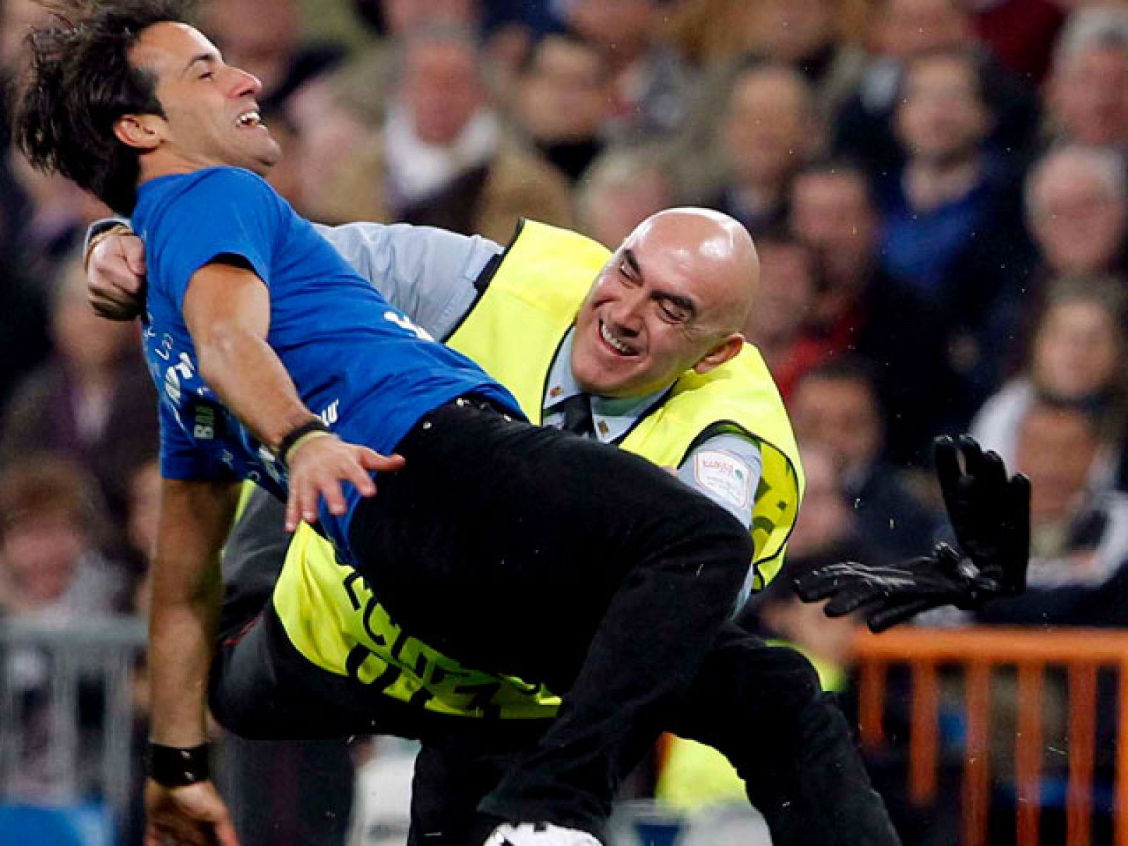 Un espontáneo ha interrumpido el inicio del partido de Champions entre el Madrid y el Milan 