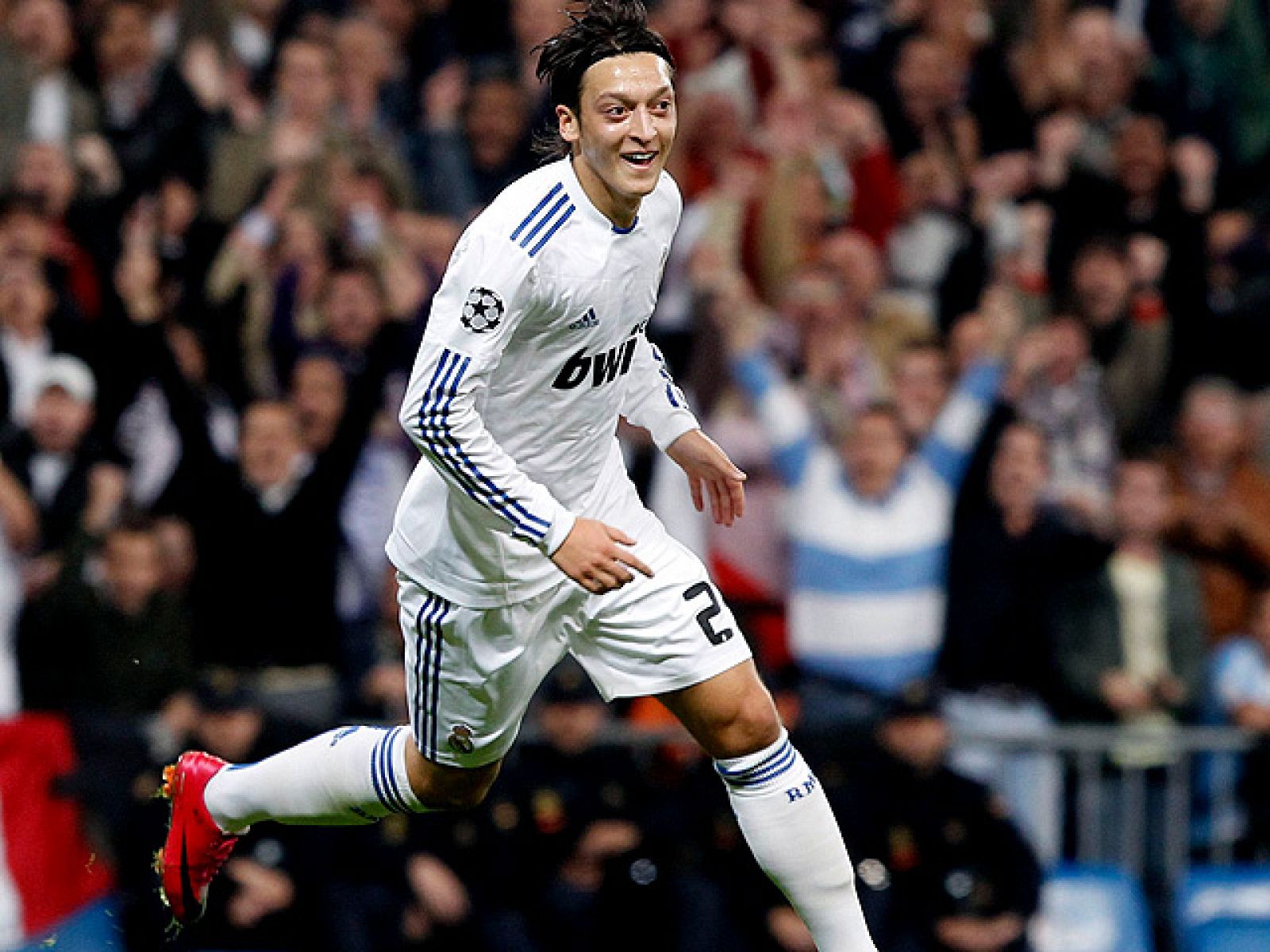 Apenas un minuto después del gol de Ronaldo, Özil ha marcado el segundo tanto al Milan en un remate que rebotó en un defensa milanista.