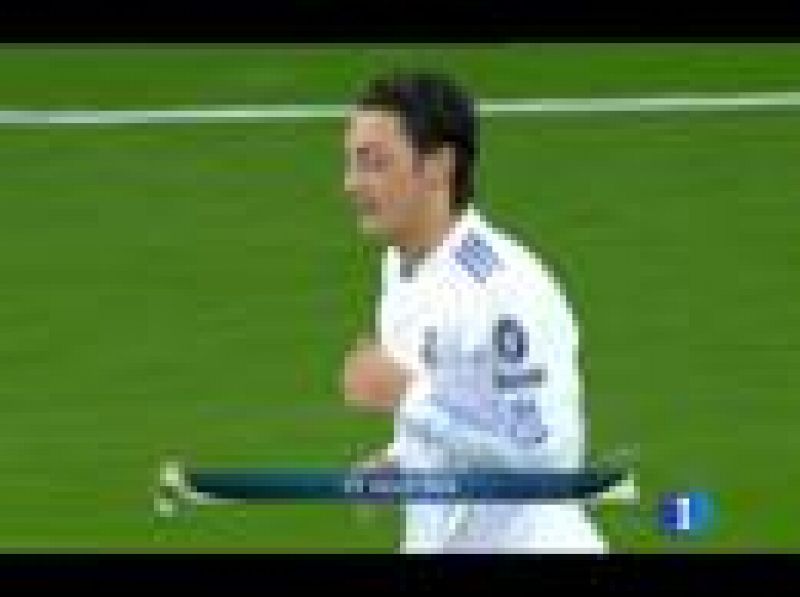 Apenas un minuto después del gol de Ronaldo, Özil ha marcado el segundo tanto al Milan en un remate que rebotó en un defensa milanista.
