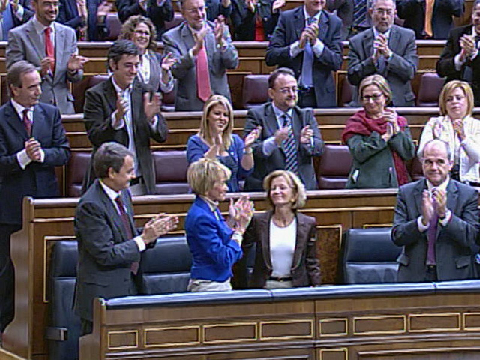 Aplauso para De la Vega en el pleno del Congreso | Ver